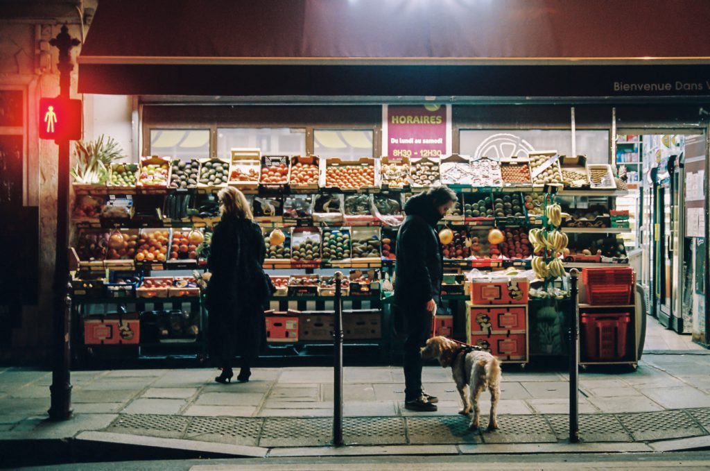 Anak muda berbelanja di pasar di Eropa